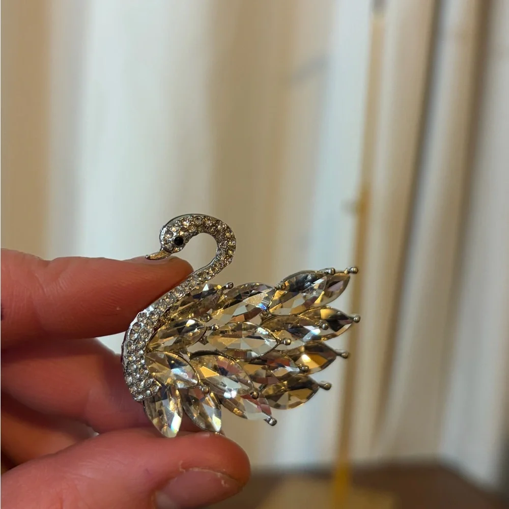 Elegant Crystal Swan Brooch pin - Picture 3 of 5